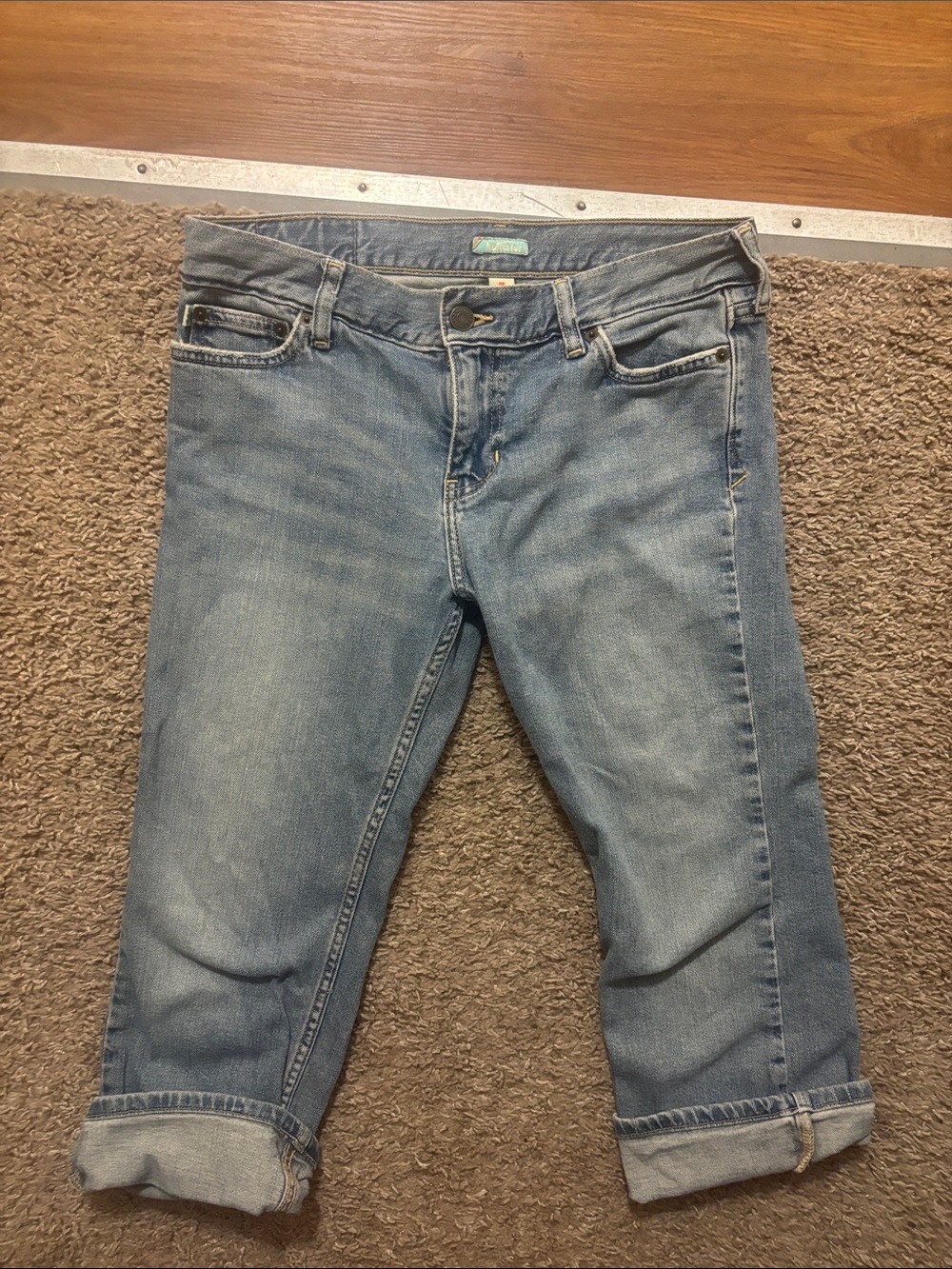 Hollister Women's 7 Mid Wash Cropped Jeans Green Embroidered Design Back Pocket - Picture 2 of 9